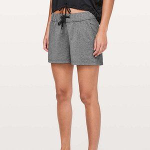 lululemon On The Fly Short 2.5" in Heathered Black sz 6